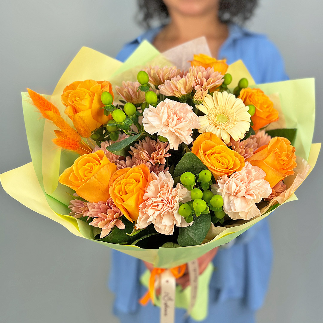 Букет из оранжевых роз, хризантем и гербер №52445