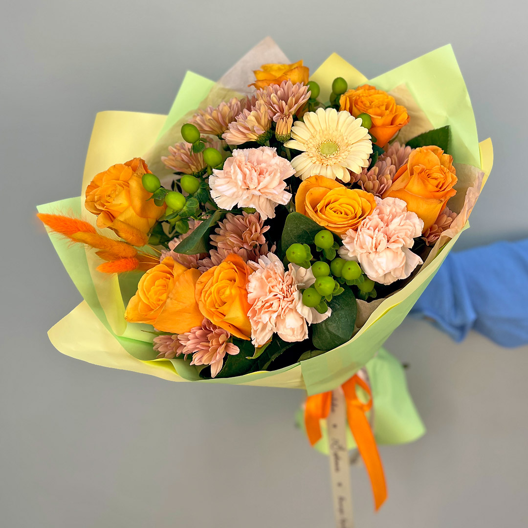Букет из оранжевых роз, хризантем и гербер №52445
