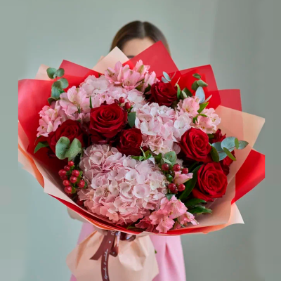 Букет из гортензий и красных роз N 84615 Букет из гортензий и красных роз N 84615