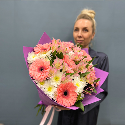 Букет из кустовой хризантемы с герберой и альстромерией "Танец бабочек" N 5490