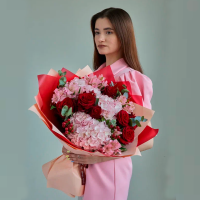 Букет из гортензий и красных роз N 84615 Букет из гортензий и красных роз N 84615