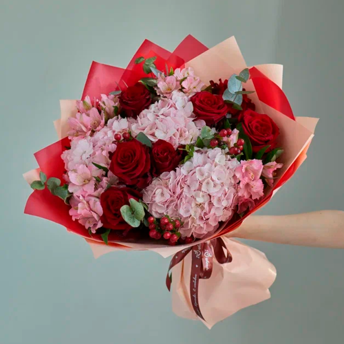 Букет из гортензий и красными розами арт. 84615