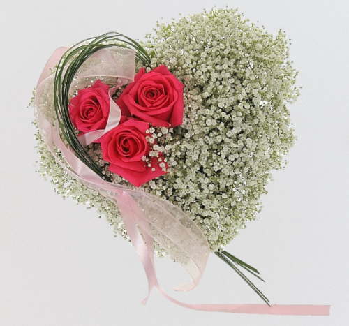 Композиция-сердце "Седьмое небо" из роз Эквадор и гипсофилы арт. 27725