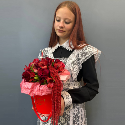 Красная коробка с розами, альстромерией и амарантом Арт 14899