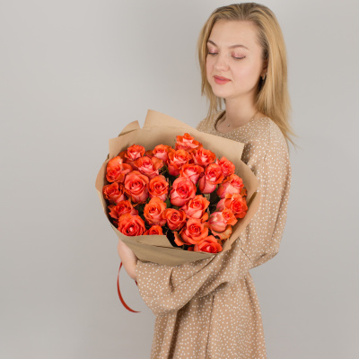 Букет из оранжевых 25 роз 40 см. в упаковке 45007-Ор Букет из оранжевых 25 роз 40 см. в упаковке 45007-Ор
