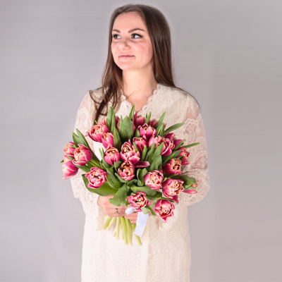 Букет из 25 пионовидных тюльпанов Коламбус под ленту 46176
