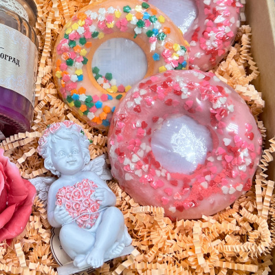 Подарочный набор "Романтика" с пончиками-бомбочками для ванны, аромасвечой, мылом ручной работы N 46440