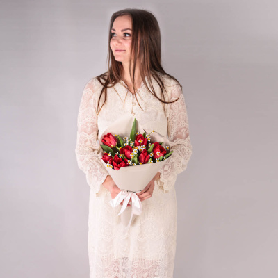 Небольшой букет из красных тюльпанов с ромашками 46336