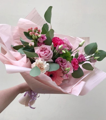 Букет "Крошка моя" из розы Эквадор, гермини, гиперикума и диантуса с эвкалиптом N 22582