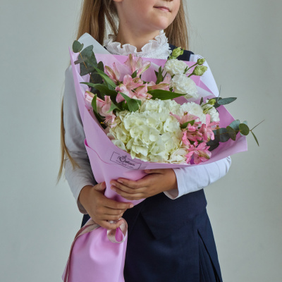 Небольшой букет с гортензией и альстромерией N 84571 Небольшой букет с гортензией и альстромерией N 84571