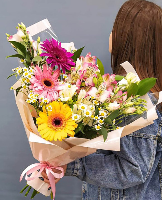 Букет из гербер, ромашек, альстромерии. Беззаботность и мечты N 36298 Букет из гербер, ромашек, альстромерии. Беззаботность и мечты N 36298