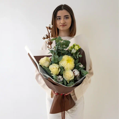 Букет из нобилиса и белых роз "Зачарованный шар" N 91345