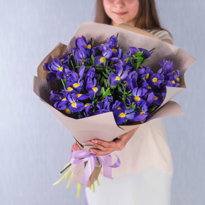 Букет из Ирисов с зеленью в упаковке N 35833