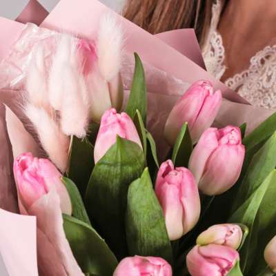 Букет из 15 розовых тюльпанов с лагурусом 59864