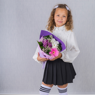 Загадка. Букет-комплимент N 37961 с герберой, альстромерией и хризантемой