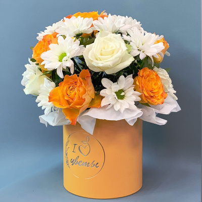 Коробка с розами и кустовой хризантемой N 66994 Коробка с розами и кустовой хризантемой N 66994