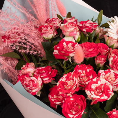 Букет из кустовой розы и мини гербер "Офелия стандарт. Размер L". 35973