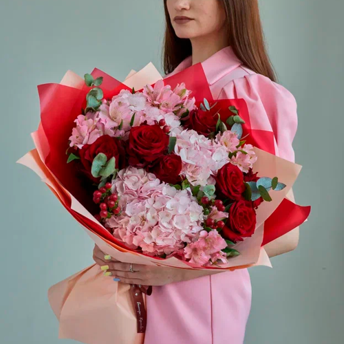 Букет из гортензий и красными розами арт. 84615