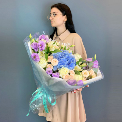 Большой букет с гортензией, эустомой и кустовыми розами N 66669