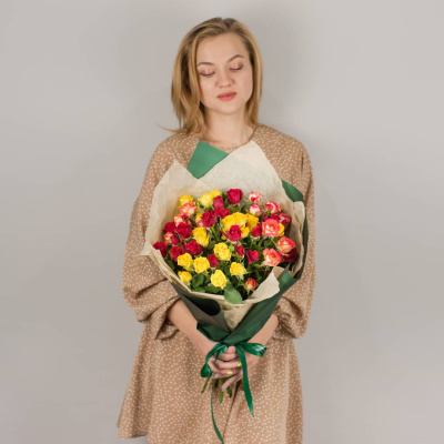 Букет из ярких кустовых роз 27803