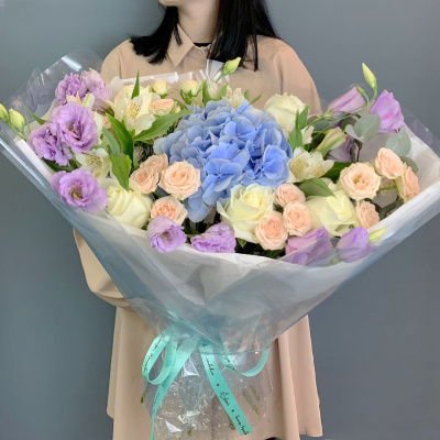 Большой букет с гортензией, эустомой и кустовыми розами N 66669