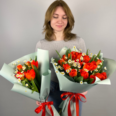 Букеты из красных тюльпанов с ромашками для мамы и дочки 46331