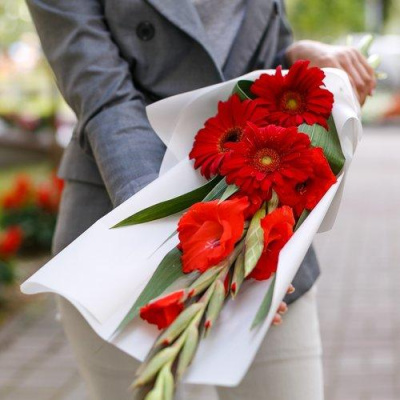 Букет "Школьная пора" с герберами и гладиолусами. N 7611