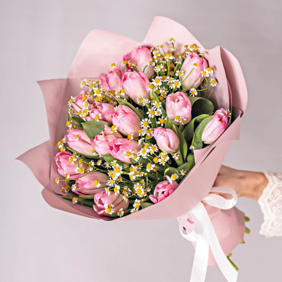 Дуэт букетов из розовых тюльпанов с ромашками 59902