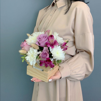 Ящик с цветами фиолетовые розы и хризантема N 66998-Ф