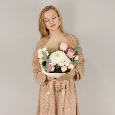 Букет из одноголовой хризантемы с розами и эвкалиптом N 50445 Букет из одноголовой хризантемы с розами и эвкалиптом N 50445