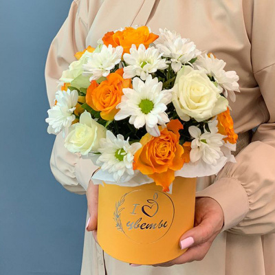 Коробка с розами и кустовой хризантемой N 66994 Коробка с розами и кустовой хризантемой N 66994