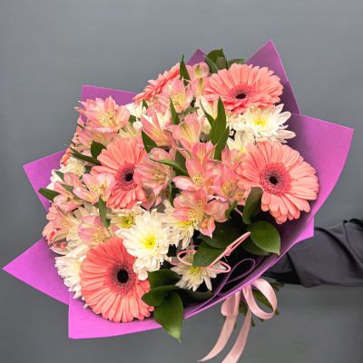 Букет из кустовой хризантемы с герберой и альстромерией "Танец бабочек" N 5490