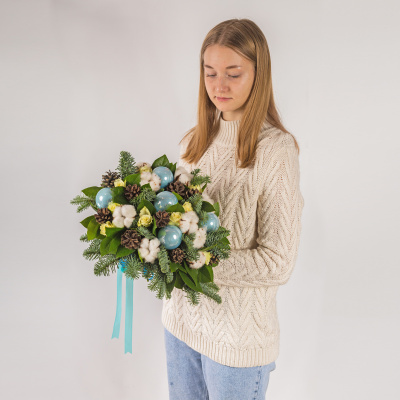Букет Хрустальный с еловыми ветками нобилис, шишками и хлопком N 72279