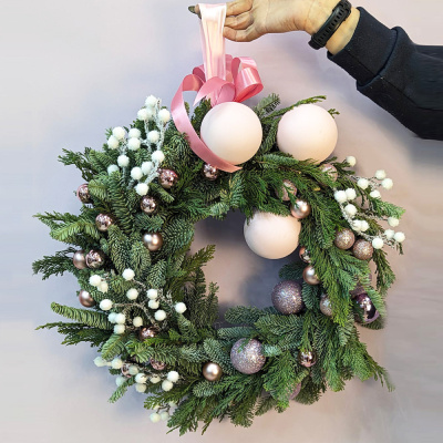 Венок Снежные ягоды из живых хвойных веток нобилис с украшениями N 72254