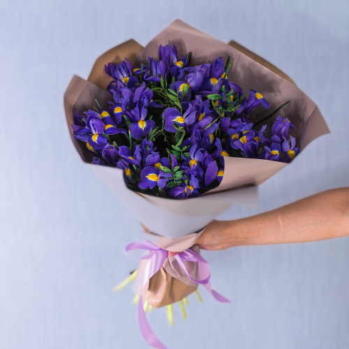 Букет из Ирисов с зеленью в упаковке арт. 35833