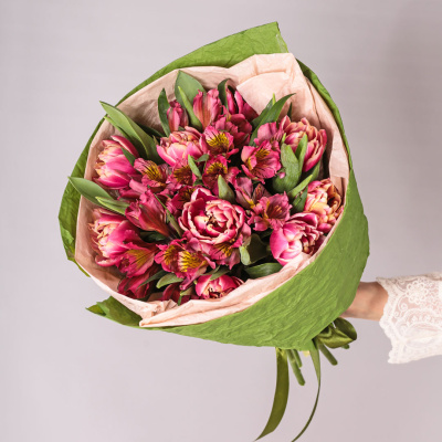 Букет из пионовидных тюльпанов Колумбус с альстромерией 59898