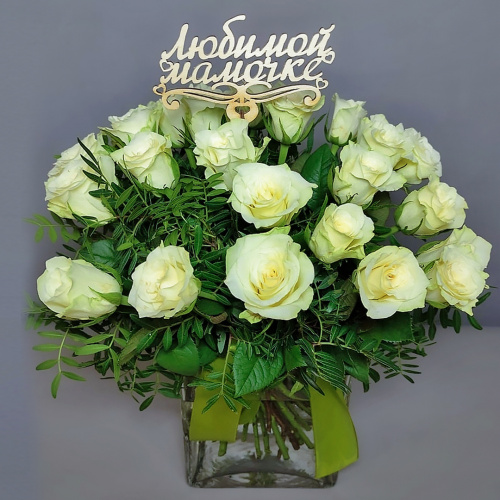 Букет 25 белых роз Кения с зеленью. арт. 31203-Б